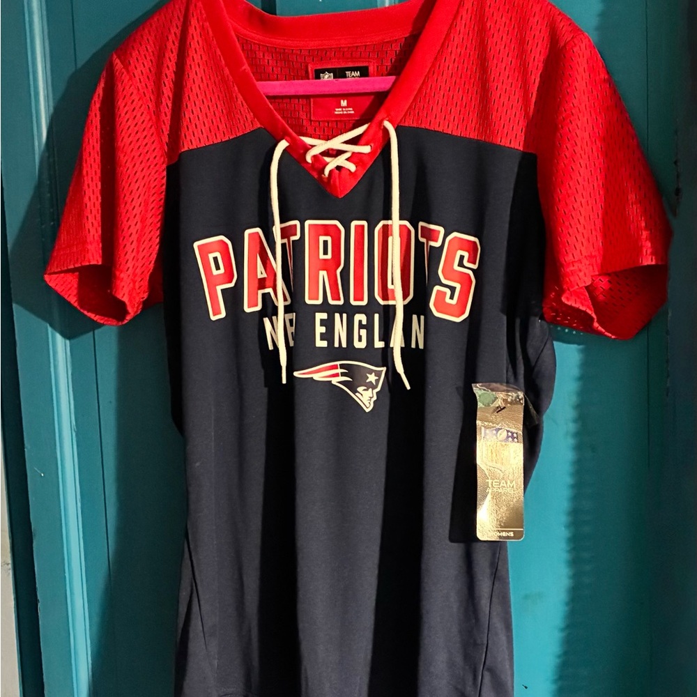 NFL Patriots women’s navy and red jersey with Patriots logo. 🏈❤️